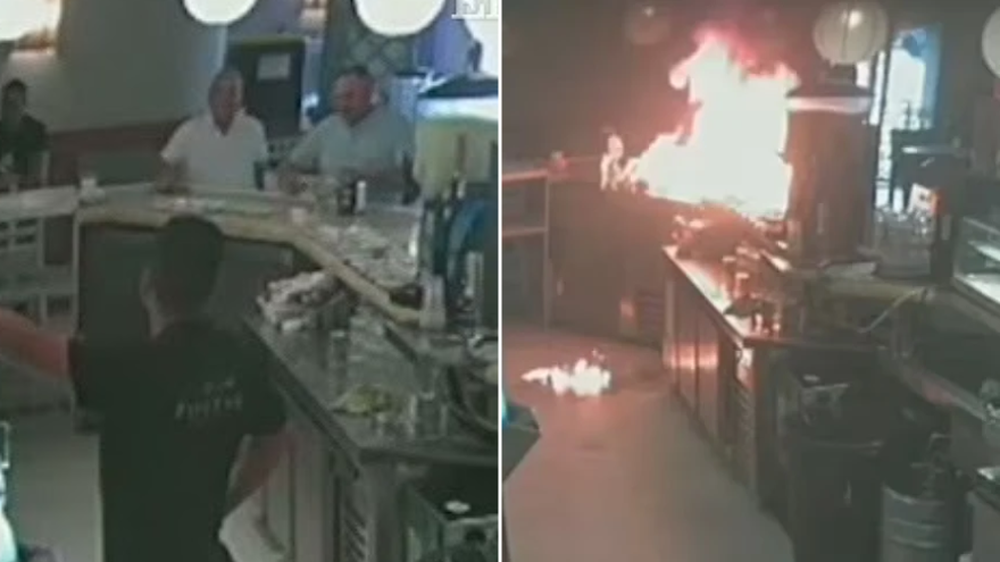 Así fue el momento en que el cliente incendió la barra de un bar en Sevilla, España.