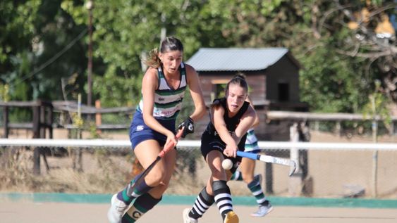 Renata Yuba lleva la bocha. La capitana de San Juan Rugby marcó uno de los goles de la victoria de las Piuquenes en tierras mendocinas.