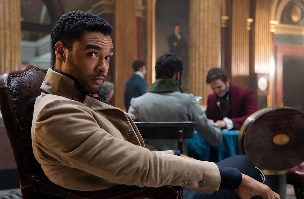 Regé-Jean Page, el más sensual de “Los Bridgerton”, hizo un triste anuncio pero regaló una mirada pícara que derritió a fanáticos