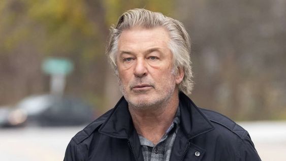 Alec Baldwin fue acusado de homicidio involuntario por la muerte de Halyna Hutchins en el set de “Rust”.