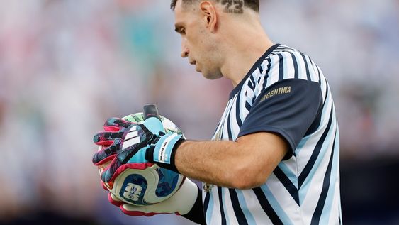 El Dibu Martínez debutará en el Mundial 2026 con un nuevo corte de pelo, donde destaca su número favorito.