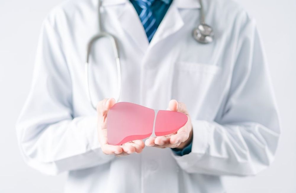 En la actualidad, una vez detectada, la hepatitis C se puede curar en pocas semanas, y casi sin efectos adversos, con los tratamientos modernos, que están cubiertos al 100% por obras sociales, prepagas y por el Estado.