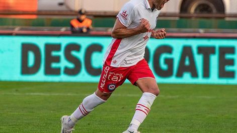 Santiago Silva fue habilitado para volver a jugar y seguirá rompiendo redes. Un crack. / Gentileza.
