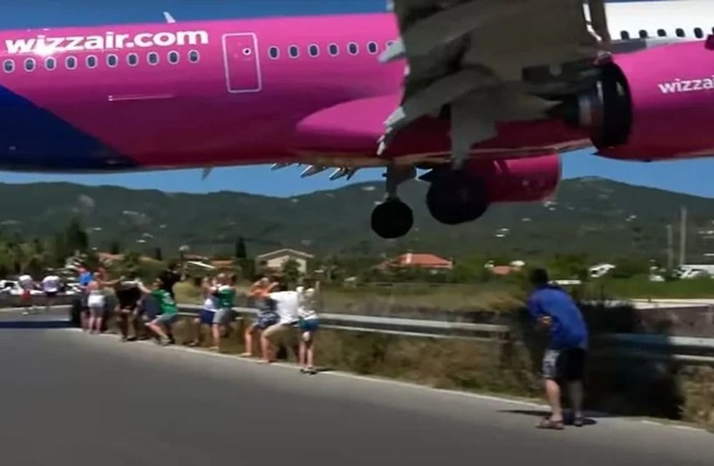 El avión de la low cost Wizz Air aterrizó en la isla griega el 5 de agosto. Foto: Web