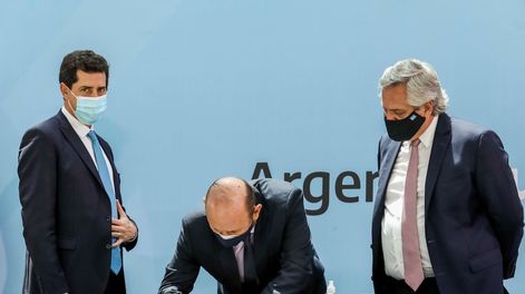 Los Andes | El presidente Alberto Fernández, junto al ministro del Interior, Eduardo Wado de Pedro y al gobernador de Formosa, Gildo Insfrán, en el firma del consenso fiscal.