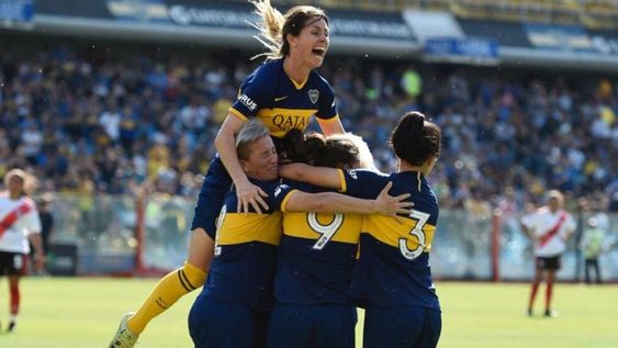 Fútbol femenino: Boca aplastó a River en el primer superclásico profesional