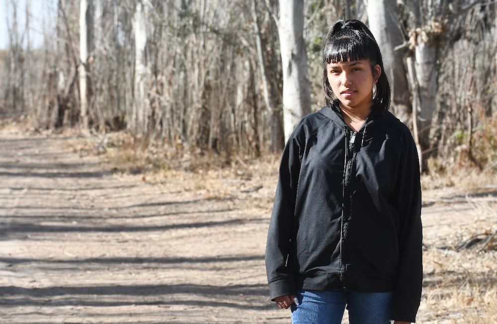 Nadia comenzó desde muy niña a colaborar como si fuera adulta: sirve la merienda, cocina, pela verdura y lava los platos. Foto: José Gutierrez / Los Andes
