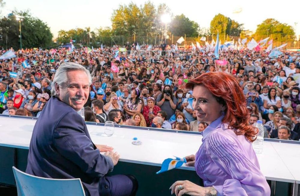 Campaña. El Presidente y Cristina Kirchner, en el cierre de campaña en Merlo. (Prensa Frente de Todos)
