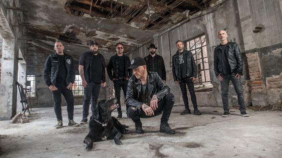 Rolando “Rolo” Sartorio (voz/guitarra), Yamil Lopez (guitarra/coros), Emiliano Mansilla (guitarra/coros), Ezequiel Bolli (bajo), Javier Pandolfi (batería), Conde Kung (teclado) y Pablo Puntoriero (saxofón y percusión). (Gentileza Prensa La Beriso/Foto: Gallo Bluguermann)