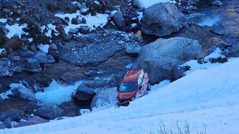 Los Andes | Una camioneta argentina con dos ocupantes desbarrancó y terminó en un río en la ruta internacional hacía Chile. Gentileza Gendarmería Nacional