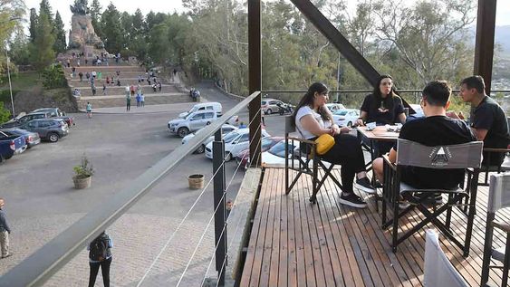 En el amplio deck se puede degustar comidas y bebidas con una vista a la ciudad, por un lado y al monumento, por otro. | Foto: José Gutiérrez / Los Andes