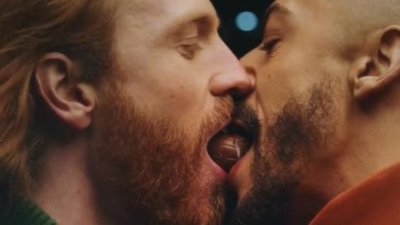 Es evidente que la pareja que fue posicionada en el centro de la escena habría pasado totalmente desapercibida de no haber sido gay.