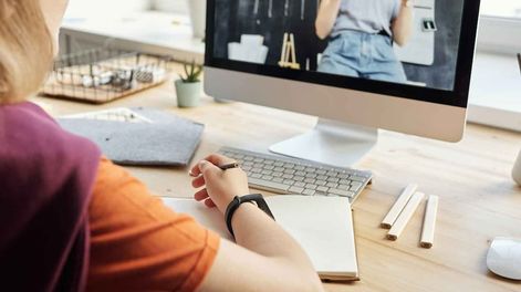 El curso gratuito, dividido en tres niveles, se ofrecerá en forma virtual con clases sincrónicas y asincrónicas. / Foto Internet