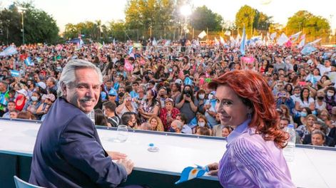 Los Andes | Campaña. El Presidente y Cristina Kirchner, en el cierre de campaña en Merlo. (Prensa Frente de Todos)