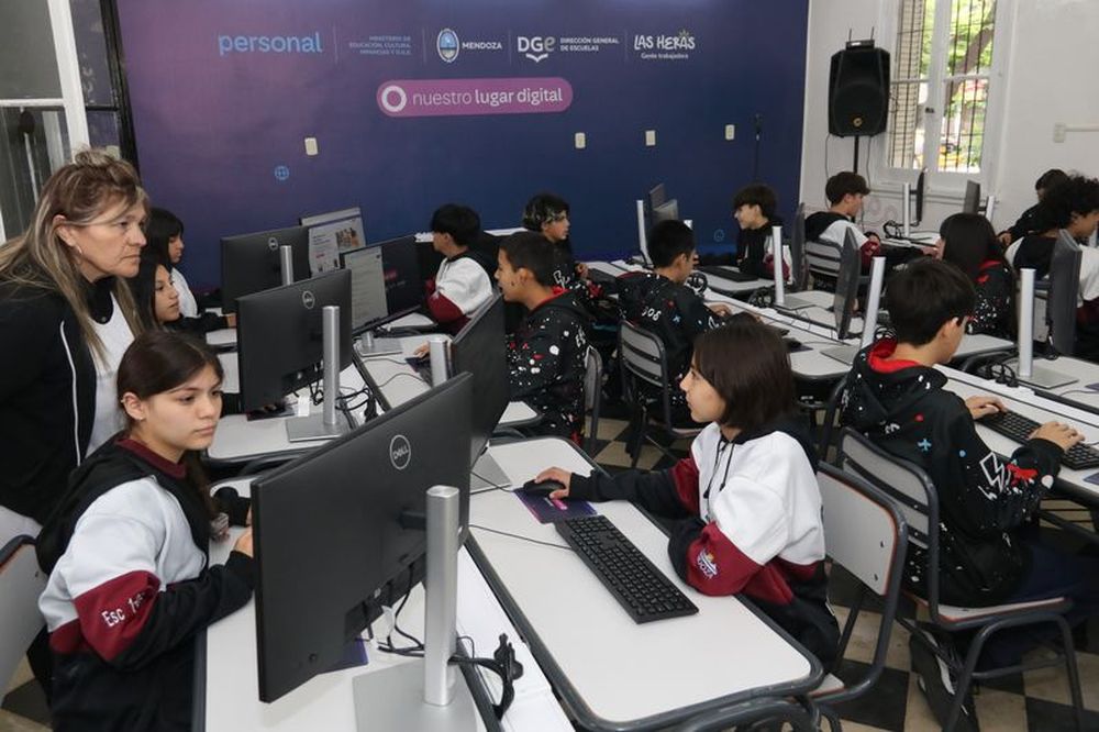 Personal inauguró en Mendoza su primer aula de formación digital e inteligencia artificial y creo un espacio conectado en la escuela Gregorio Las Heras, del municipio de Las Heras.