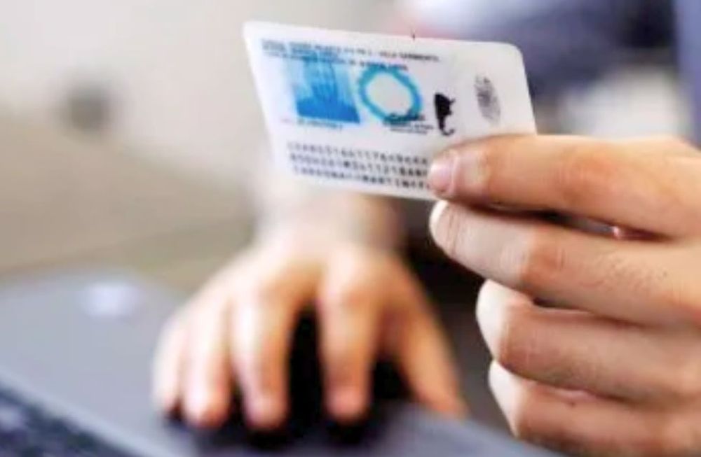 El trámite se realiza en la página RENAPER y es consultada la base de datos de ANSES para acceder