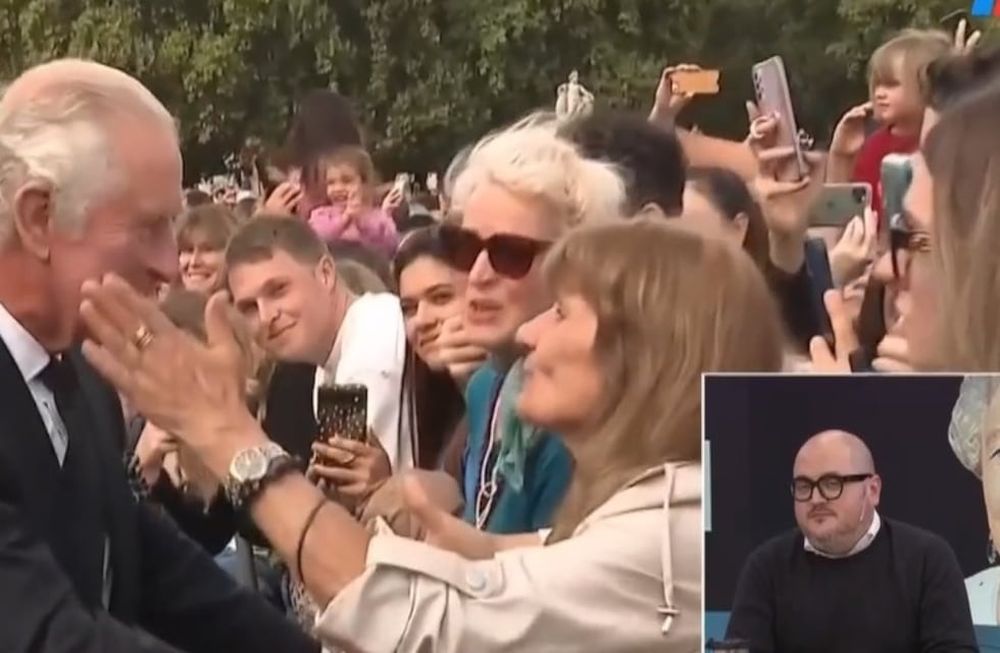 Una mujer rompió el protocolo con el nuevo rey