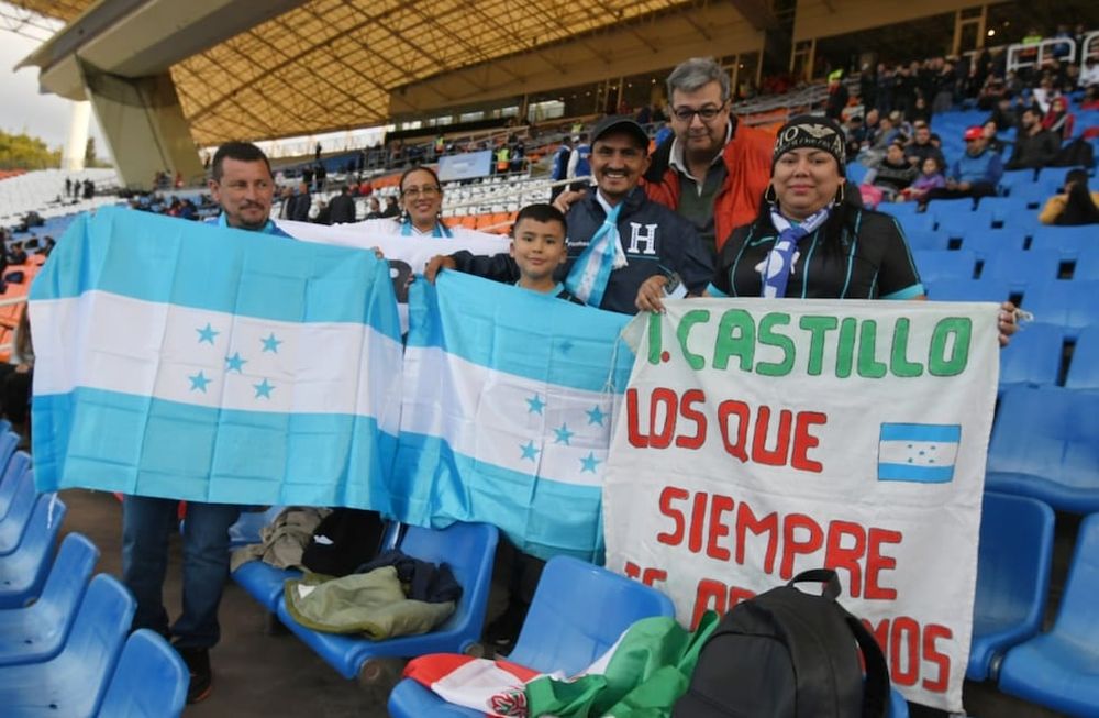 Honduras siempre estuvo cerca: los hinchas centroamericanos le dieron color y calor al Malvinas. Foto: Ignacio Blanco / Los Andes