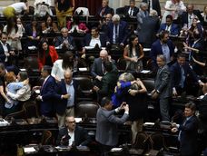 En medio de denuncias de proscripción por parte del kirchnerismo, la Cámara de Diputados aprobó esta noche con media sanción al proyecto de Ficha Limpia, que en el caso hipotético de que se convierta en ley en el Senado impedirá que la expresidenta Cristina Kirchner pueda ser candidata.