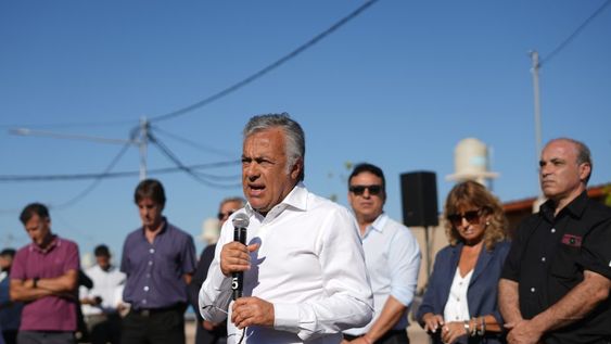 El gobernador Alfredo Cornejo se refirió al juicio por la expropiación de YPF, tras un acto de entrega de viviendas en San Martín.