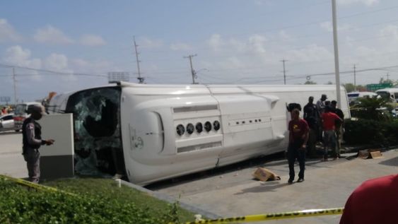 Una turista argentina falleció en el vuelco de un micro que iba a una excursión en Punta Cana. Foto: Twitter Leonardo Jaquez