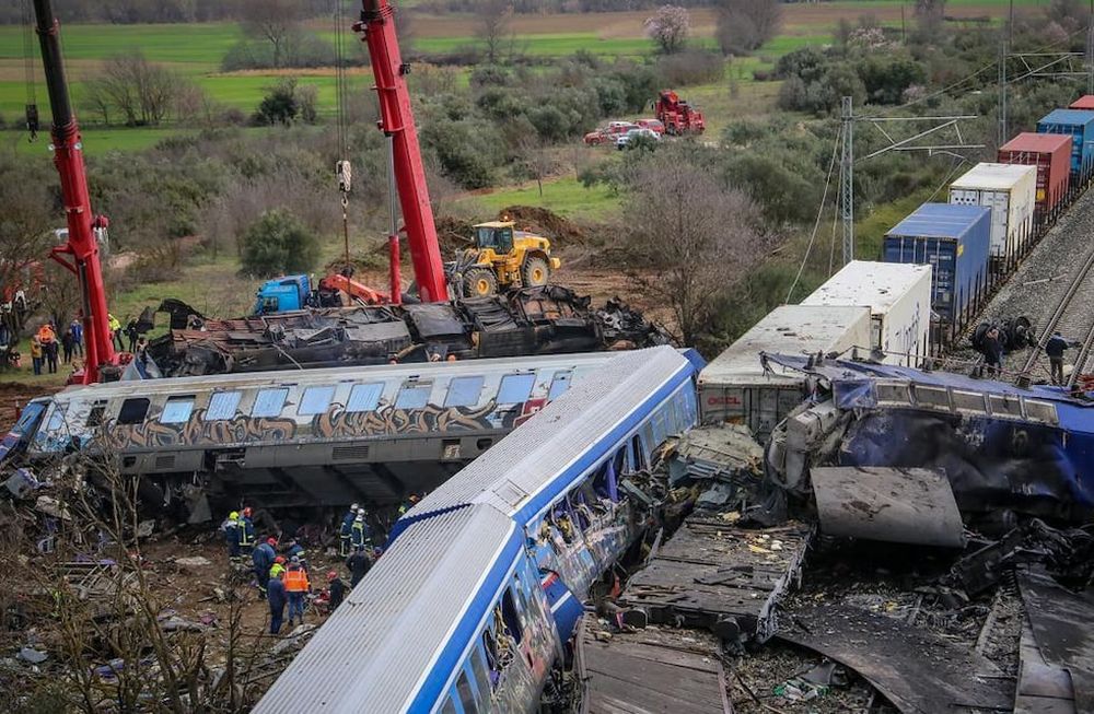 Un tren de pasajeros y un tren de mercancías chocaron de frente en la madrugada de este miércoles en Grecia. Hay al menos 36 muertos.