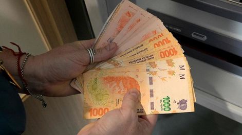 Las empresas deberán pagar hasta $24.000 a quienes cobran salarios que no excedan los $185.000.  (Clarín)