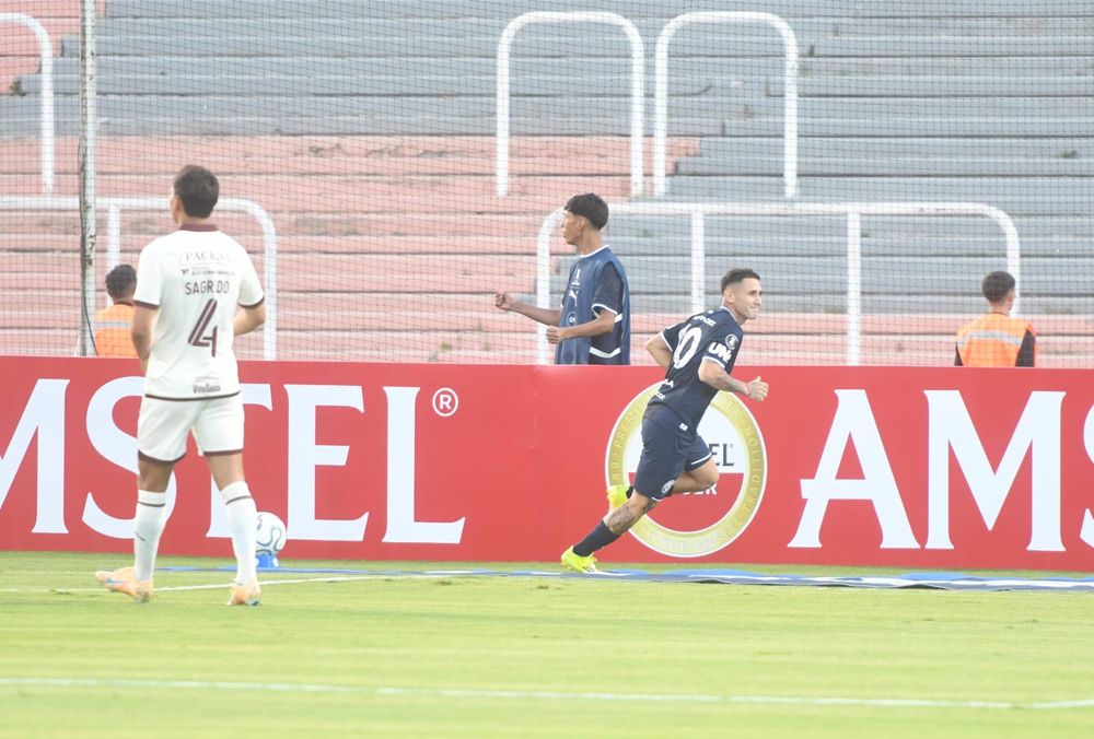 Indeopendiente Rivadavia debutó en la Copa Libertadores. Histórico. Enfrentó a Bolivar por la primera fecha de zona C.&nbsp;