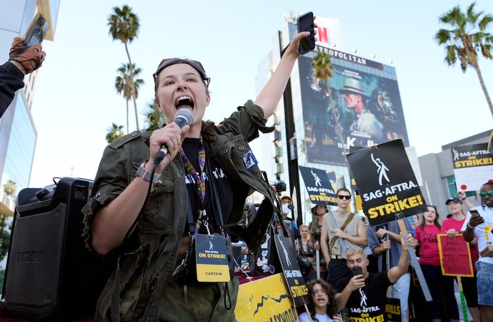La capitana del sindicato de actores de Hollywood SAG-AFTRA  Mary M. Flynn durante una proteste afuera de los estudios de Netflix el 8 de noviembre de 2023, en Los Angeles. (Foto AP/Chris Pizzello)