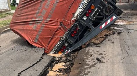 Calzada hundida y camión atrapado en la calle Alsina (Luzuriaga, Maipú)