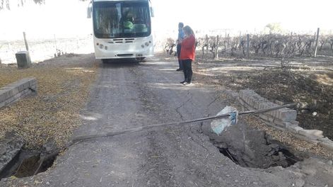 Los Andes | El puente permite acceder a varias fincas, bodegas y una escuela rural con niños que reciben su ración alimentaria diaria. Foto: gentileza