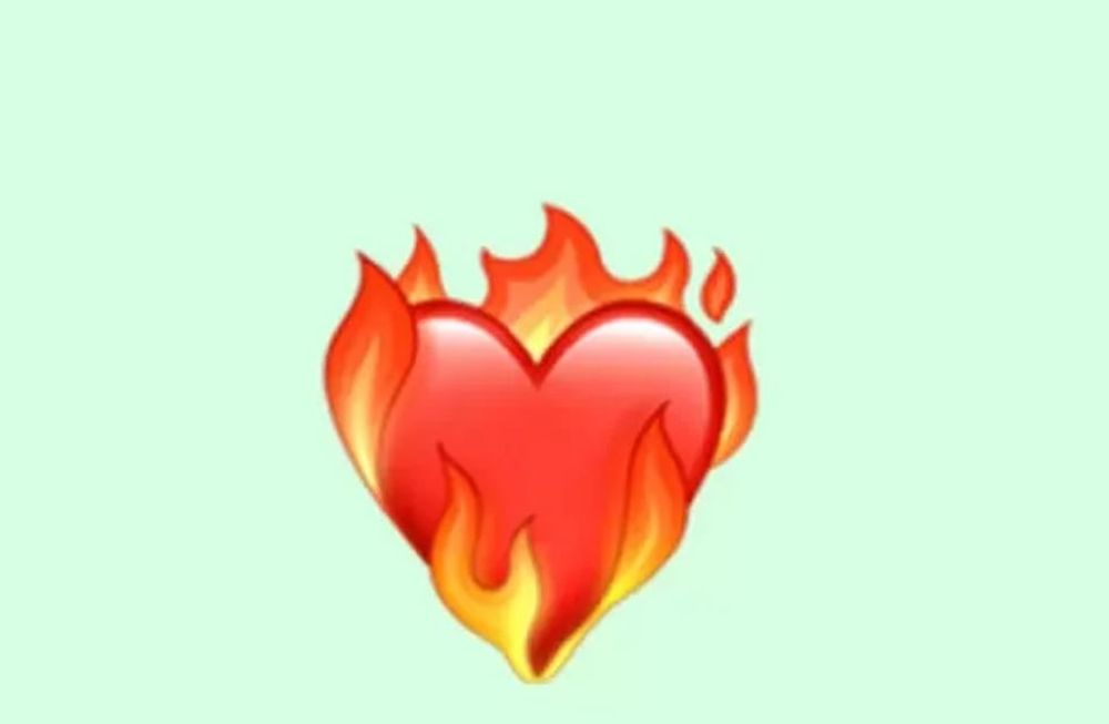 Esto significa el emoji del corazón prendido fuego de WhatsApp.