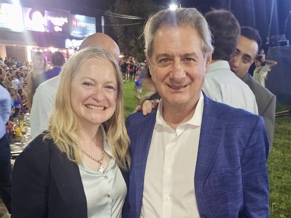 La vicegobernadora, Hebe Casado, y Omar F&eacute;lix, intendente de San Rafael, felices en el gran recibimiento de Azul a San Rafael, luego de 28 a&ntilde;os sin corona vendimial.&nbsp;