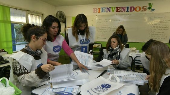 Censo 2022: escuela Roque Sáenz Peña de barrio Trapiche (Godoy Cruz). Censistas se preparan para salir a relevar casa por casa. - Ignacio Blanco / Los Andes