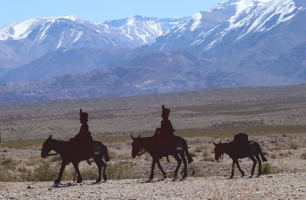 Siluetas de metal oxidado que en escala en escala representan escenas del cruce de la cordillera por las fuerzas sanmartinianas. Foto: Gentileza Juan Carlos Marinsalda
