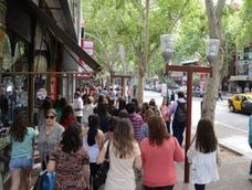 En algunos negocios de ropa y calzado del centro todavía conviven la liquidación con los productos de la nueva temporada.