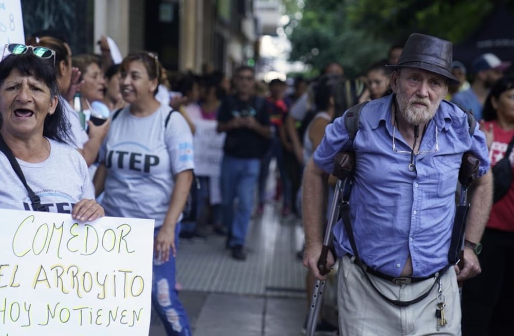Organizaciones sociales esperan en la puerta de las oficinas de Pettovello.  Denuncian falta de entrega de alimentos a comedores. Gentileza Clarín