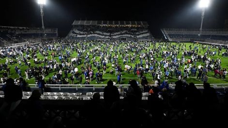 Caos en Gimnasia de La Plata vs. Boca. Partido suspendido y los hinchas dentro del campo de juego. / Gentileza.