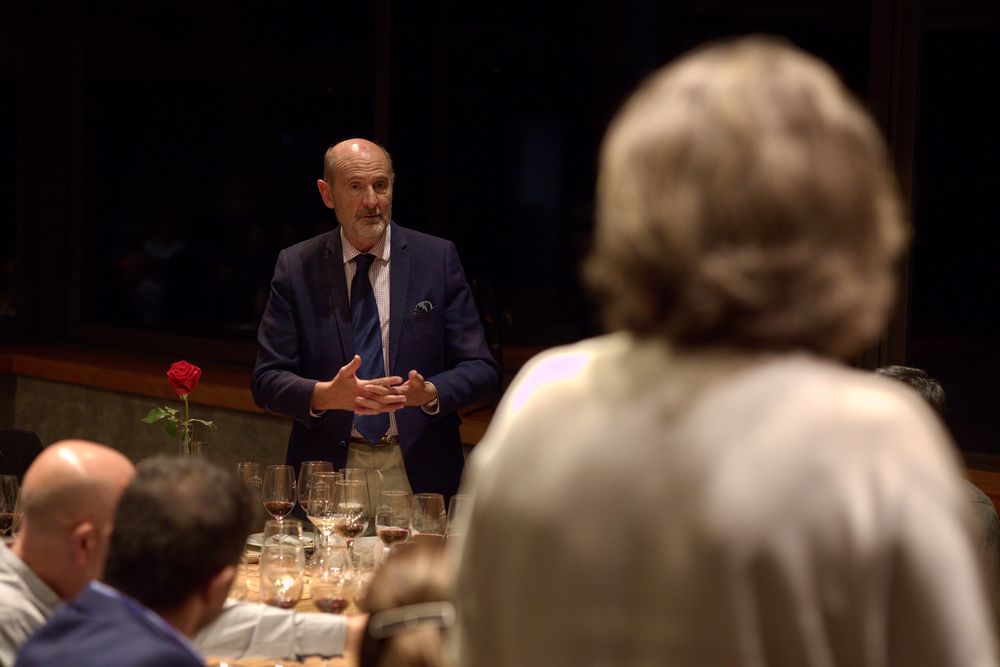 El ministro de Producción, Rodolfo Vargas Arizu, escuchando la introducción de Elise Treiber, CEO de Bodega Monteviejo. El ministro de Producción, Rodolfo Vargas Arizu, escuchando la introducción de Elise Treiber, CEO de Bodega Monteviejo.