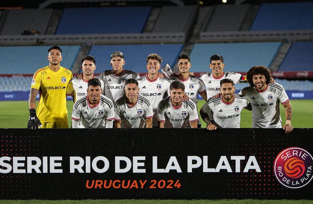 AME386. MONTEVIDEO (URUGUAY), 16/01/2024.- Jugadores de Colo Colo posan durante un partido amistoso entre Colo Colo y Argentino Rosario Central de la serie del Río de la Plata, en el estadio Centenario, en Montevideo (Uruguay). EFE/ Gaston Britos