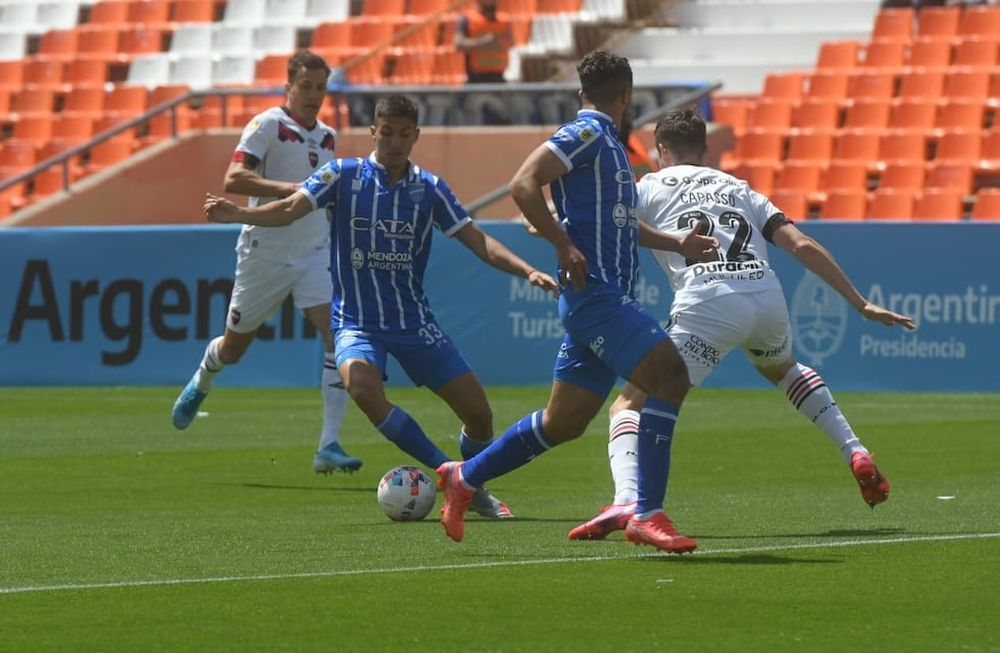 En el regreso del público a los estadios de fútbol, Godoy Cruz recibe a Newells en el estadio Malvinas Argentinas. / Ignacio Blanco (Los Andes).