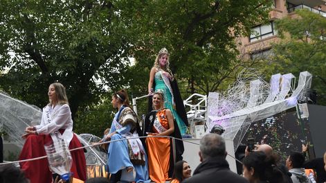 En una mañana nublada y fresca se realizó el Carrusel de las Reinas en el marco de la Vendimia 2025