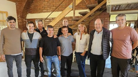 Ernesto Sanz junto a otros dirigentes radicales. El exsenador afirmó que la expropiación de YPF trajo problemas judiciales porque fue improvisada e irresponsable