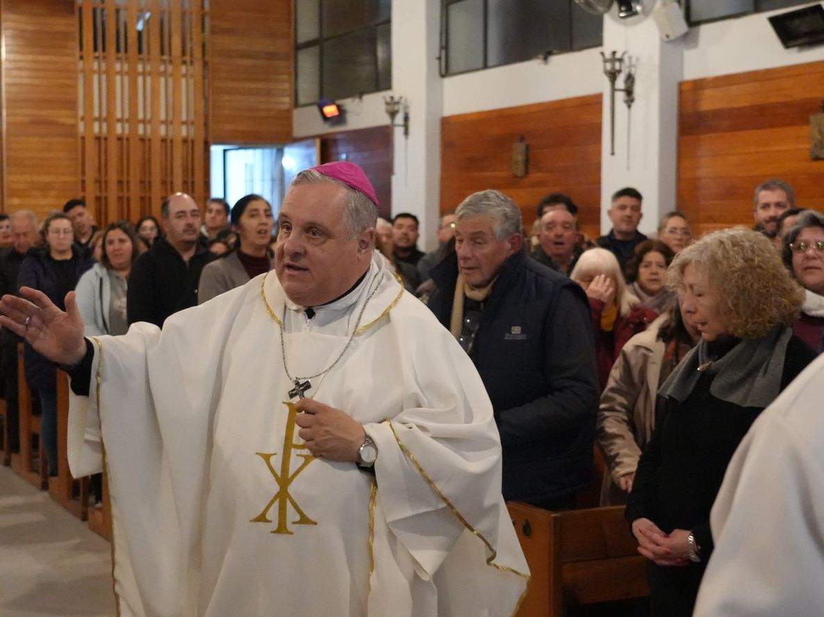 Monseñor Colombo frente a los fieles de San Cayetano, en Orfila