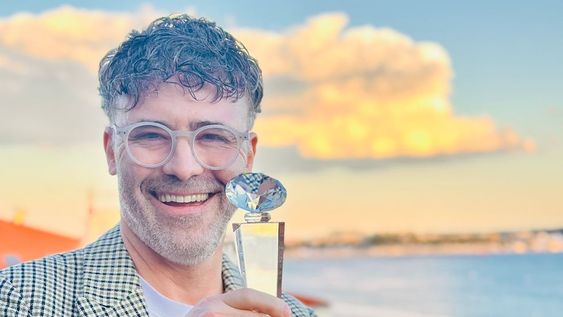 Sebastián Macchia con el premio obtenido en el Festival de Cannes
