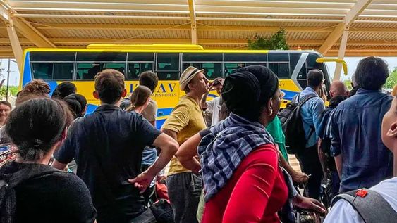 Ciudadanos franceses y de otras nacionalidades esperan en el aeropuerto internacional de Niamey, en Níger, parar ser transportados de regreso a Francia en un vuelo militar francés.