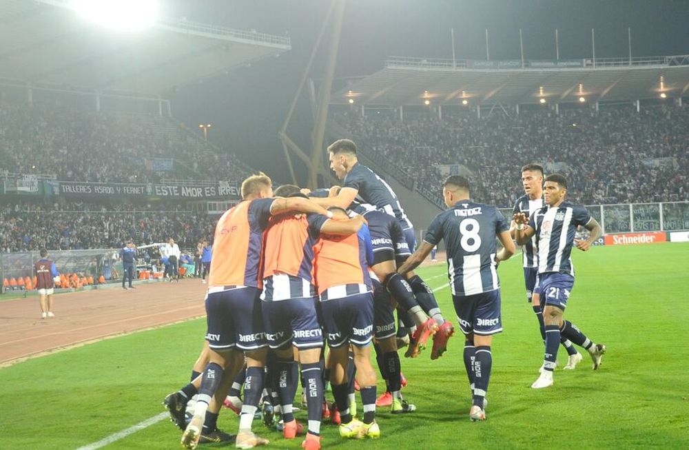 Todos trepados a una ilusión. Talleres se impuso 2-0 a Atlético Tucumán y quedó a un punto de River en la Liga Profesional. (Javier Ferreyra)