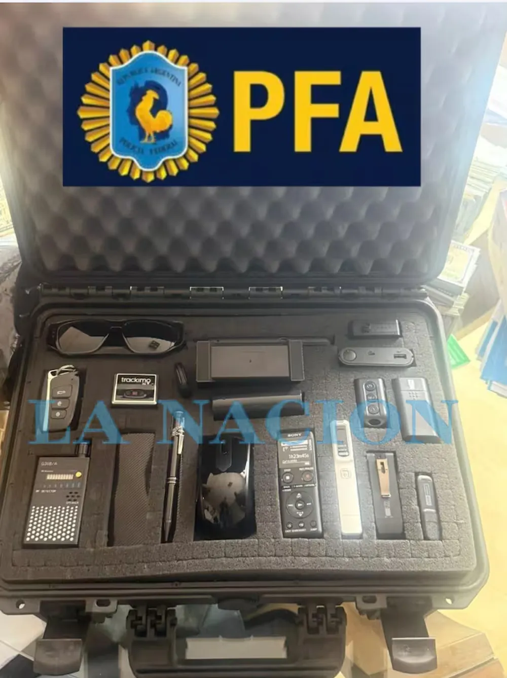 Los objetos de espionaje que encontraron dentro de la valija en la casa de Facundo Leal.