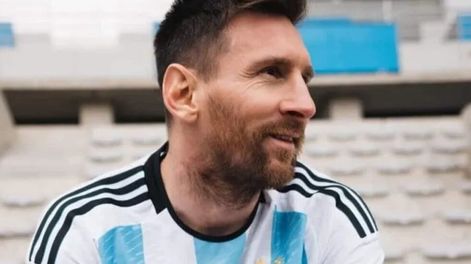 Con Lionel Messi como máxima figura, la Selección Argentina presentó el nuevo modelo de camiseta que se utilizará en Qatar 2022. Hermosa. / Gentileza.