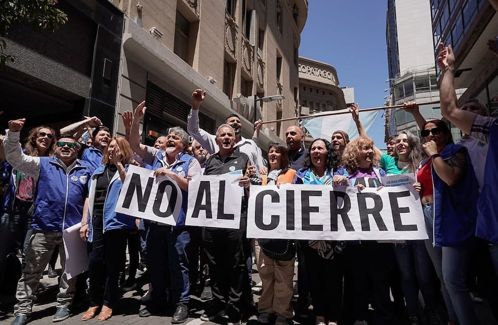Trabajadores y sindicalistas marcharon frente a la institución para repudiar los dichos de Javier Milei. Foto X Sergio Palazzo